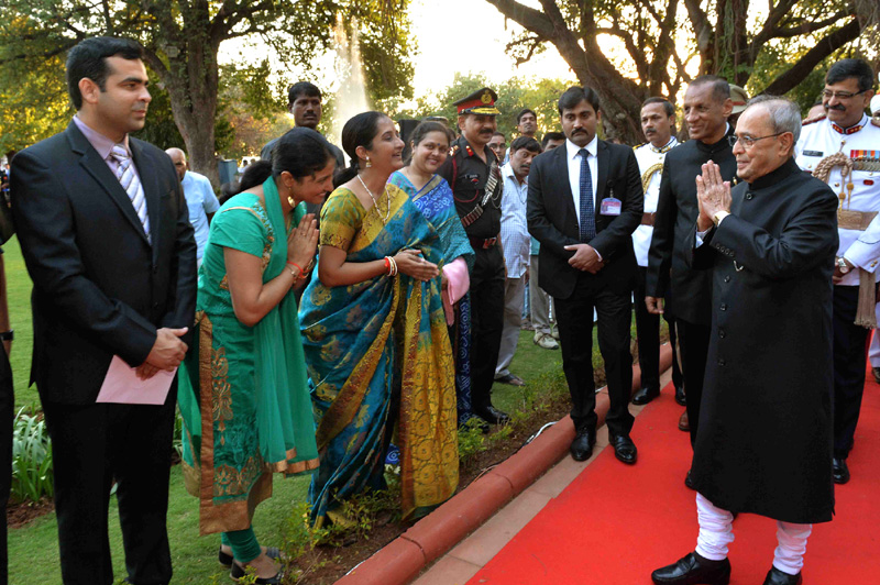 presidentpranabmukherjeehoststeaparty